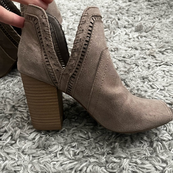 Fergilicious taupe open toe cut out ankle booties size 7 - Picture 4 of 10
